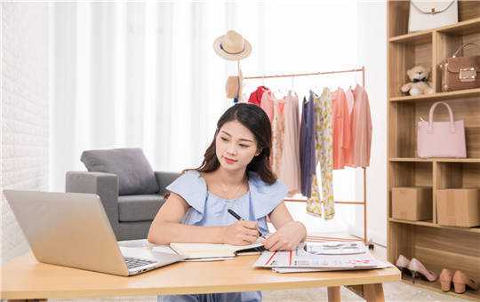 网店店主在家工作