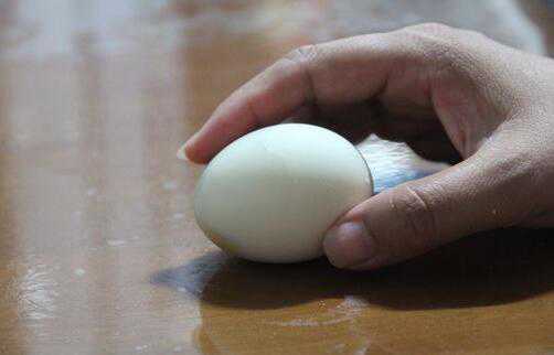 熟鸡蛋滚脸的作用与功效