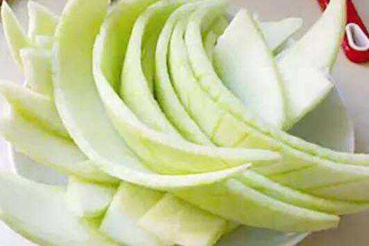 西瓜皮擦脸的正确方法