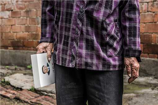 退下来的村干部有补助吗