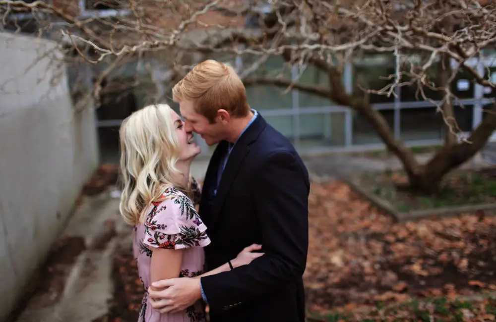 男人利用一个女人的表现