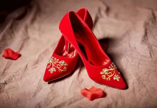 结婚鞋里放钱有什么讲究