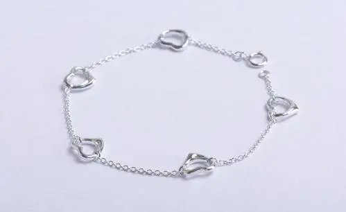 情侣在一起一个月送什么礼物