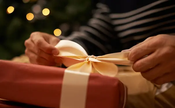 情侣送礼物包装礼物盒的方法步骤