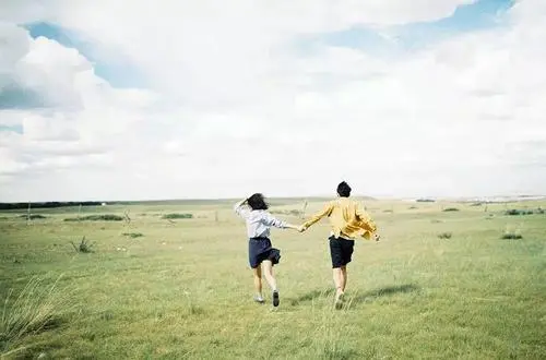 黰