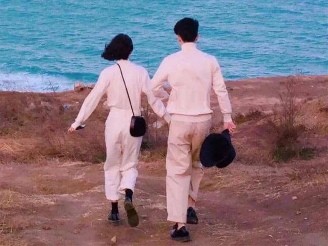 适合情侣发的朋友圈图片配文字