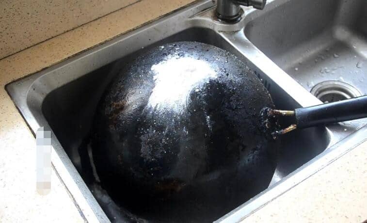 燃气灶烧黑锅底是怎么回事